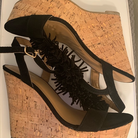 Le Chateau Fringe Open Toe Wedge Sandal - Picture 5 of 6